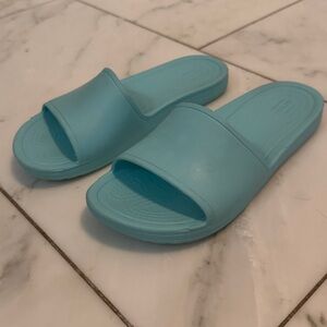 Crocs women’s 7 bright aqua blue comfort slides beach pool waterproof lounge
